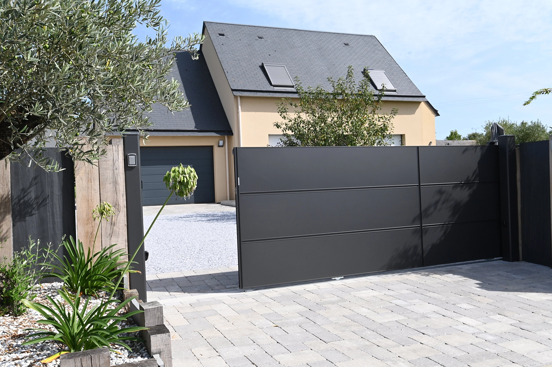 Superbe portail coulissant aluminium