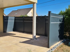 Claustra en aluminium avec découpe laser, installée sur une terrasse en carrelage, offrant intimité et design moderne